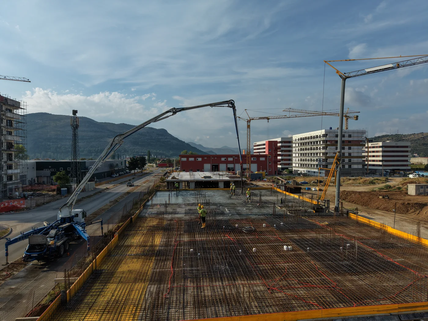 Pumpe za beton na velikom gradilištu