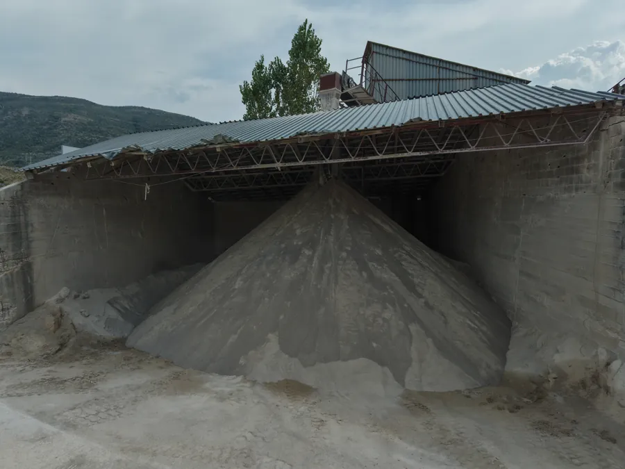 Pijesak u natkrivenom skladištu